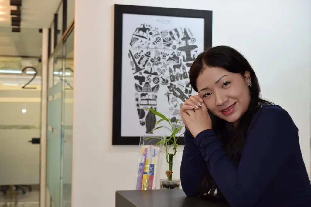 Doctora de Clínica Dental Cano en la recepción, con una sonrisa cercana y amable