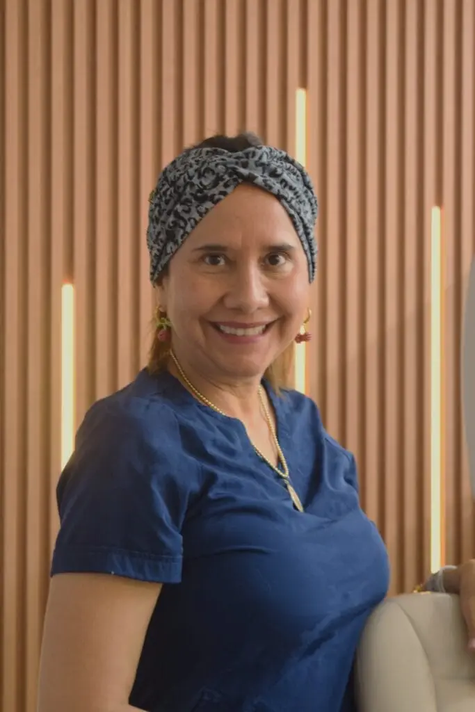 Dentista de Clínica Dental Cano sonriendo con actitud cercana y profesional en consultorio de Miraflores, Lima.