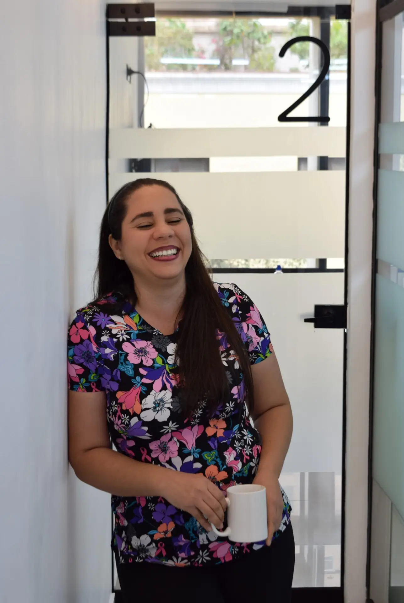 Doctora de Clínica Dental Cano en el pasillo de acceso