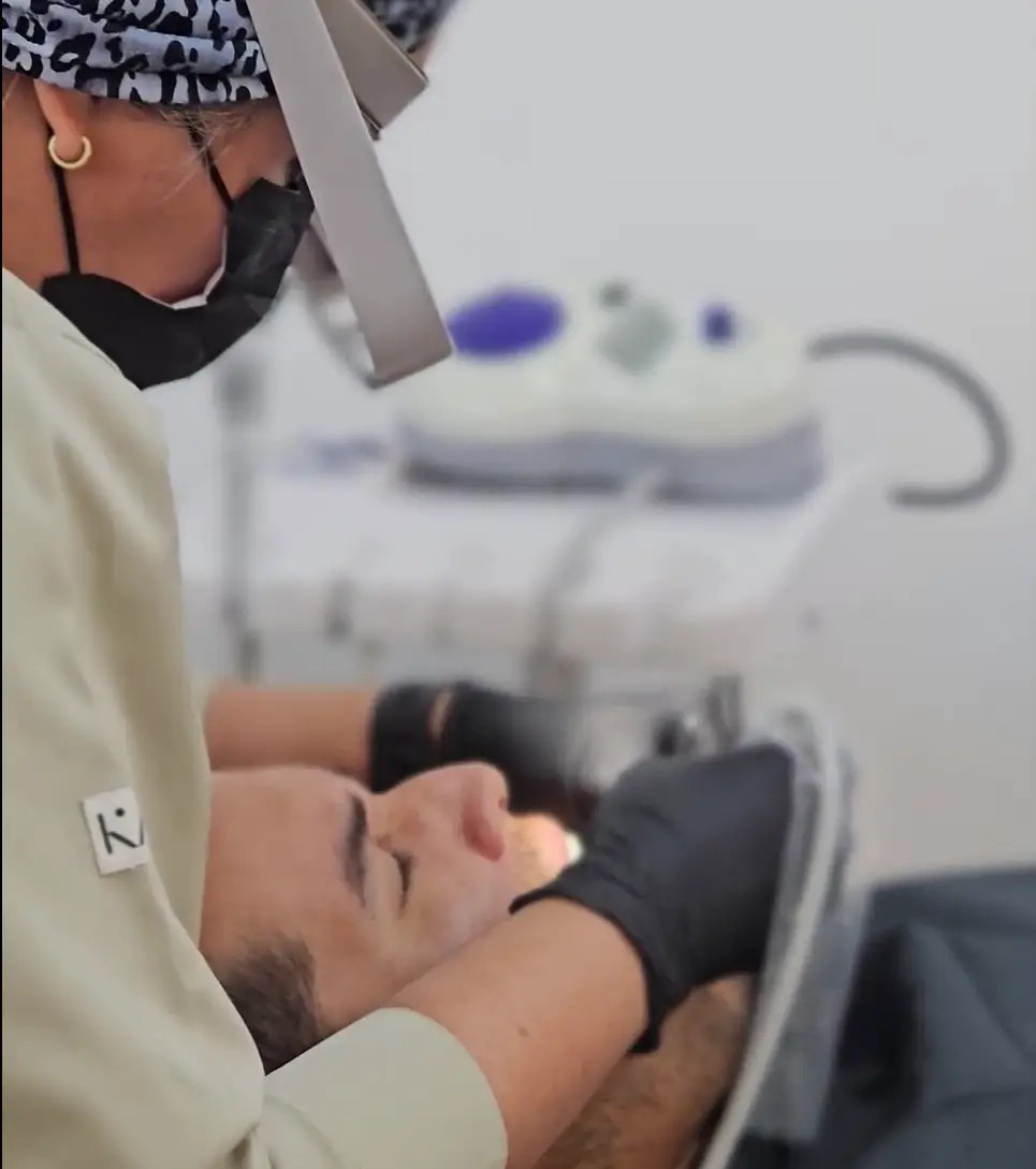 Dra. Cano realizando atención odontológica profesional a un paciente en Clínica Dental Cano Miraflores